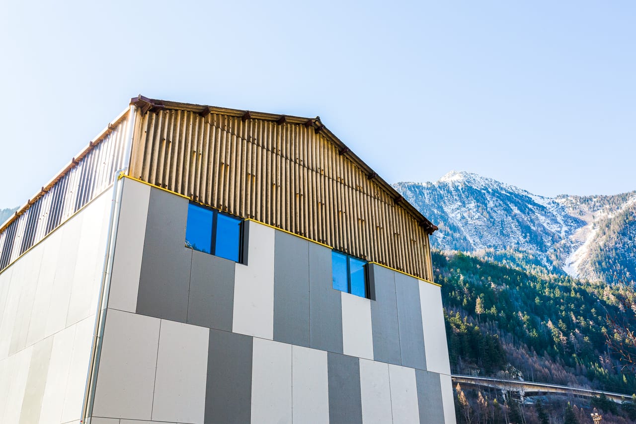 Transformation pour une entreprise d’un bâtiment en magasin de sport  à Modane.